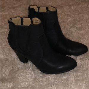 Adrienne Vittadini size 8 Black Zip up Booties